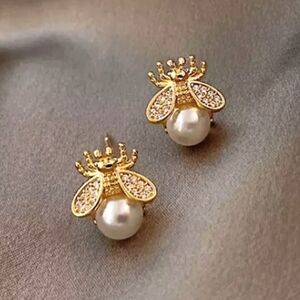 *FINAL* Queen Bee Royal Pearl Gold Stud Earrings
